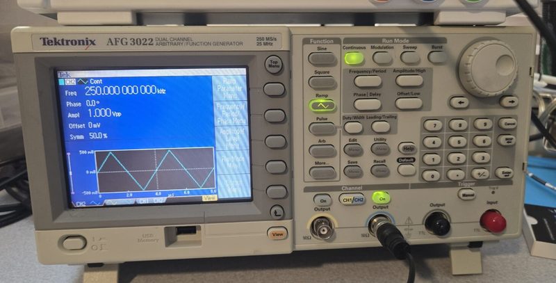 Генератор сигналов Tektronix AFG3022