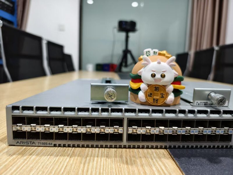 Коммутатор ARISTADCS-7150S-64-CL-R