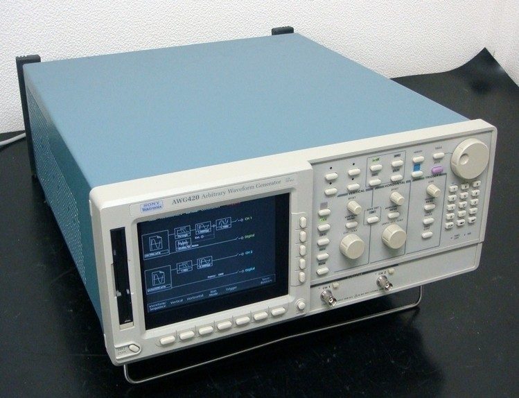 Генератор сигналов Tektronix AWG420/01/03/05