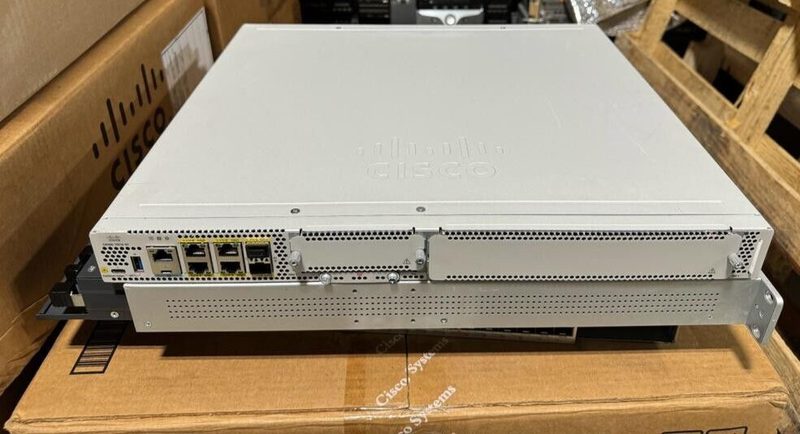 Маршрутизатор Cisco C8300-1N1S-6T