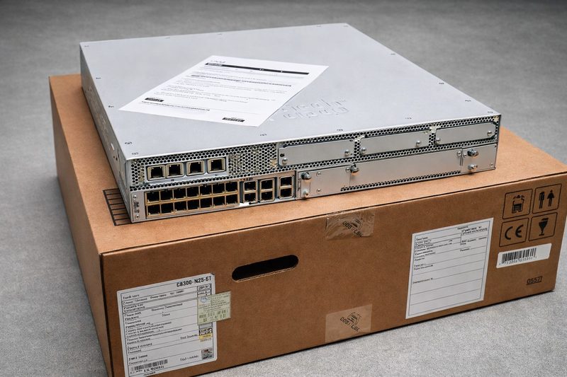 Маршрутизатор Cisco C8300-2N2S-6T