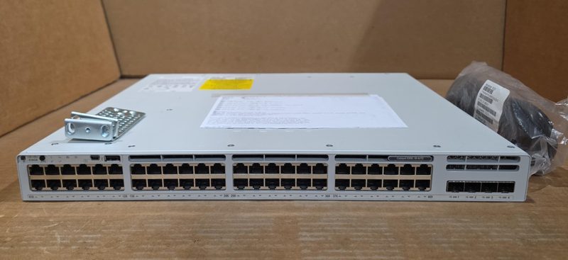 Коммутатор Cisco C9300L-48T-4G-A