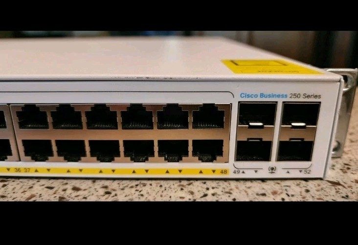 Коммутатор Cisco CBS250-48PP-4G-NA