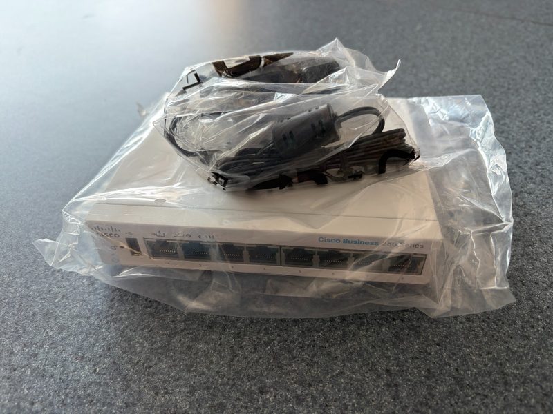Коммутатор Cisco CBS250-8T-D