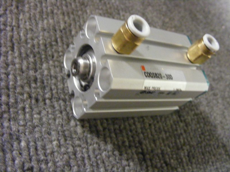 Пневмоцилиндр SMC CDQSB20-30D