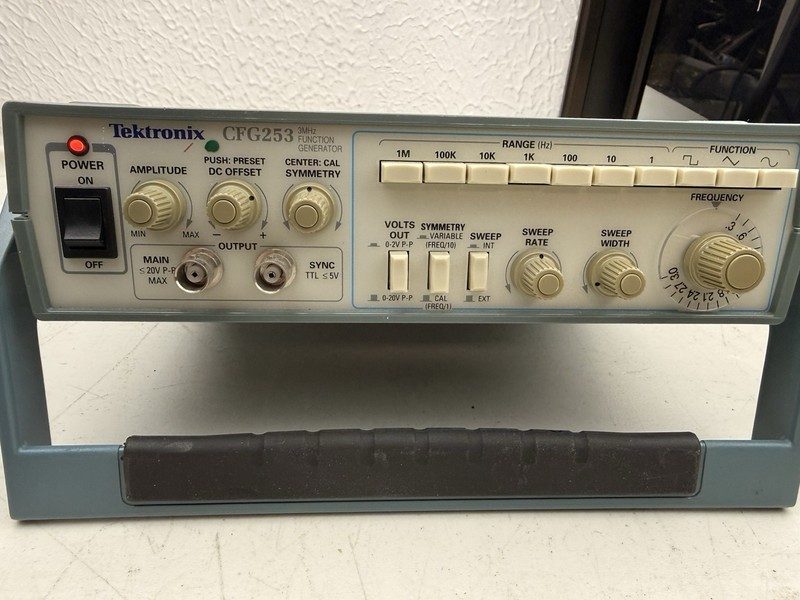 Генератор сигналов Tektronix CFG253