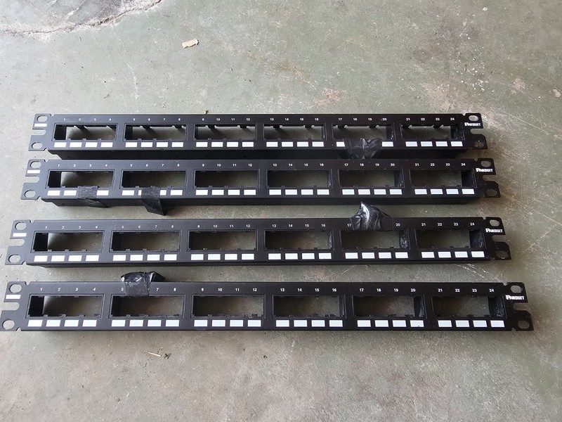 Патч-панель Panduit CPP24FMWBLY