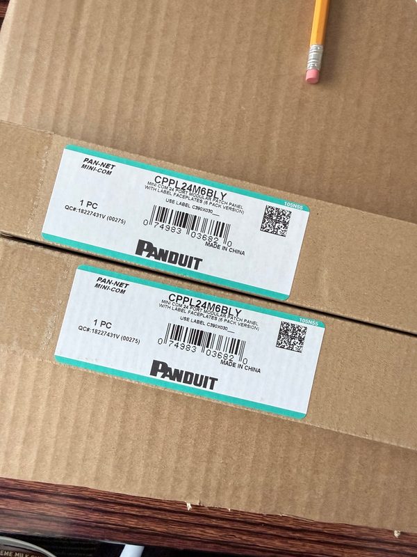 Патч-панель Panduit CPPL24M6BLY