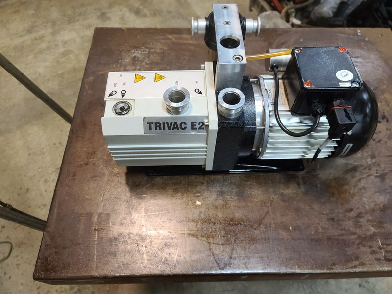 Насос Leybold D10E