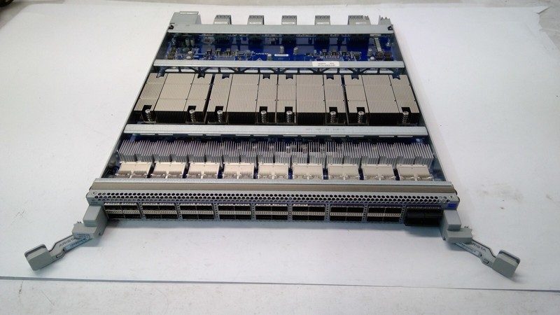 Коммутатор Arista DCS-7500R2M-36CQ-LC