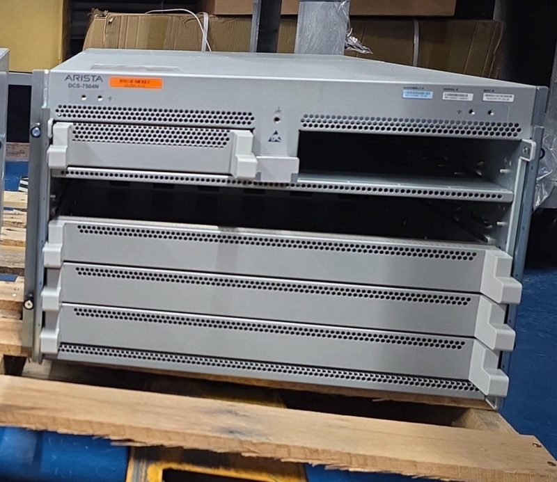 Коммутатор Arista DCS-7504R-FM