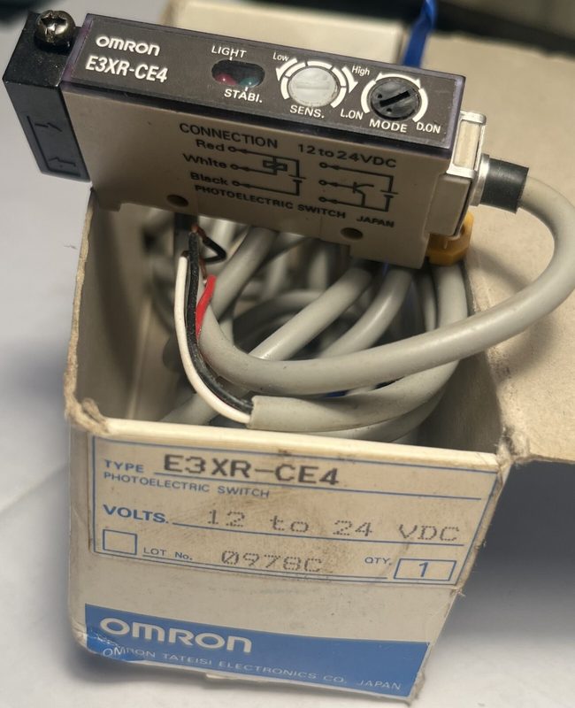 Фотоэлектрический датчик Omron E3XR-CE4