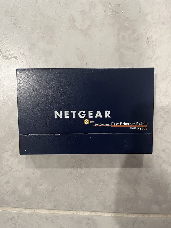 Коммутатор Netgear FS108IS