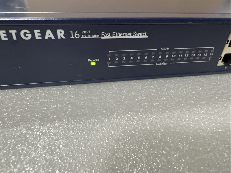 Коммутатор Netgear FS516