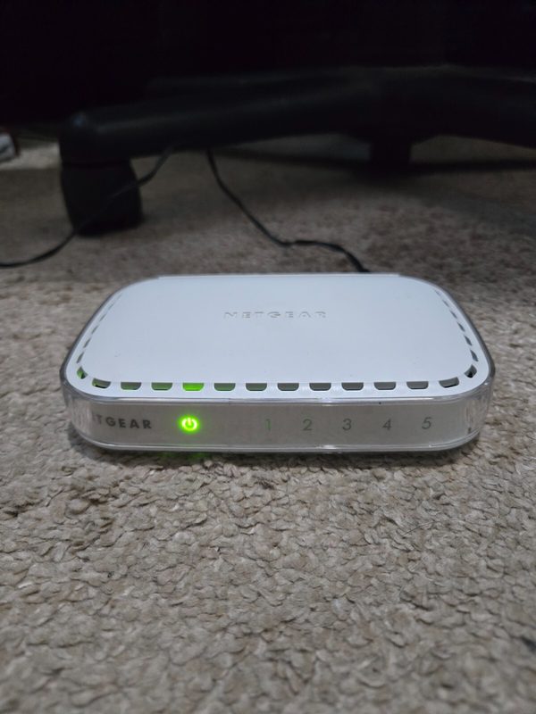 Коммутатор Netgear FS605