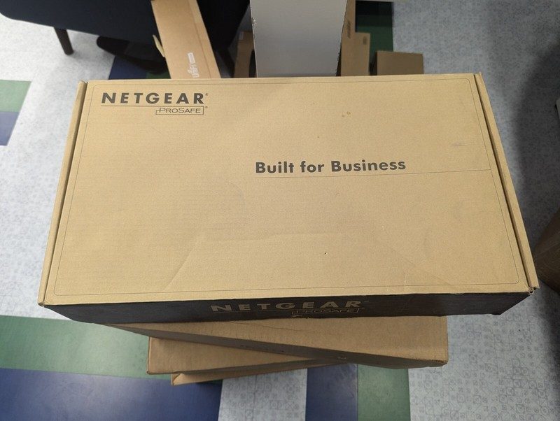 Коммутатор Netgear FS728TP-100NAS