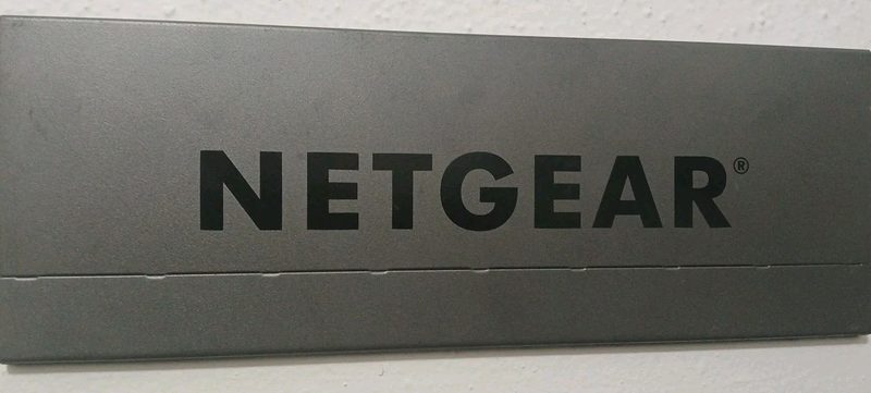 Коммутатор Netgear GS116PP
