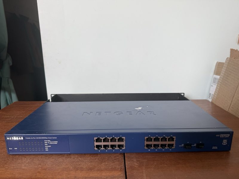 Коммутатор Netgear GS716T-300NAS