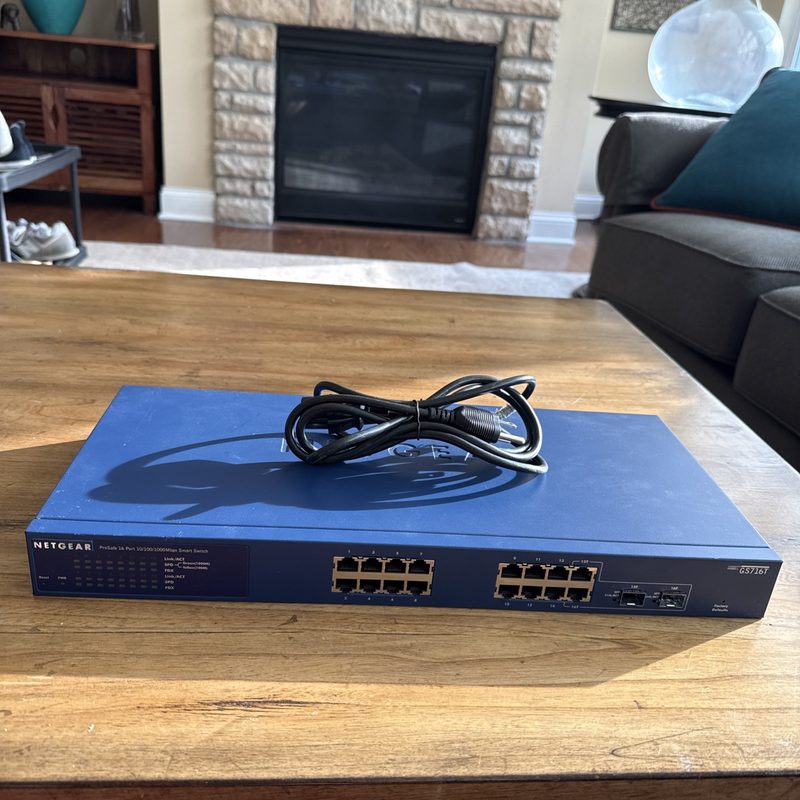 Коммутатор Netgear GS716T