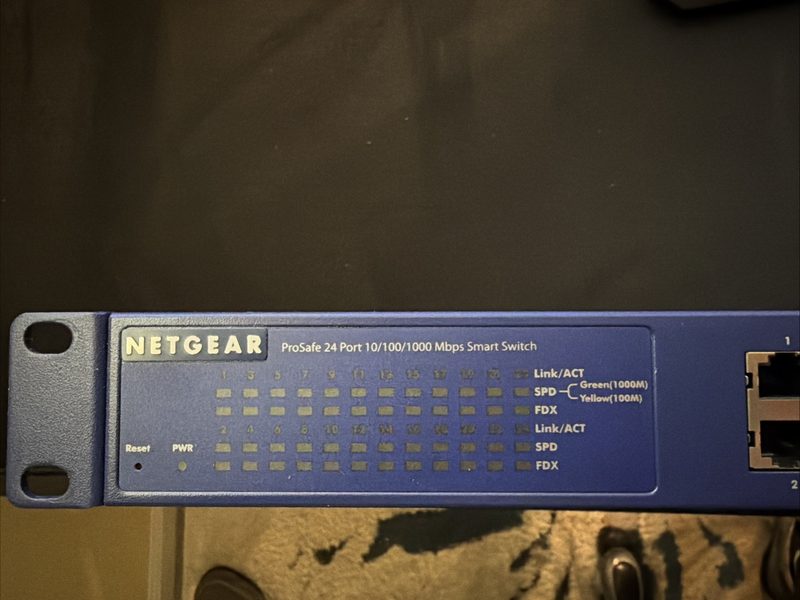 Коммутатор Netgear GS724T