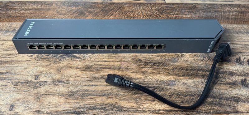 Коммутатор Netgear GSS116E