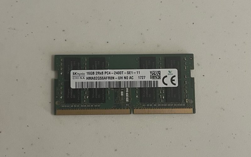 Модуль памяти SK hynix HMA82GS6AFR8N-UH