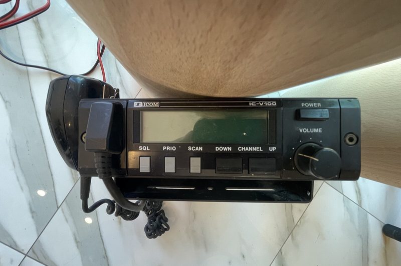 Радиостанция Icom IC-V100