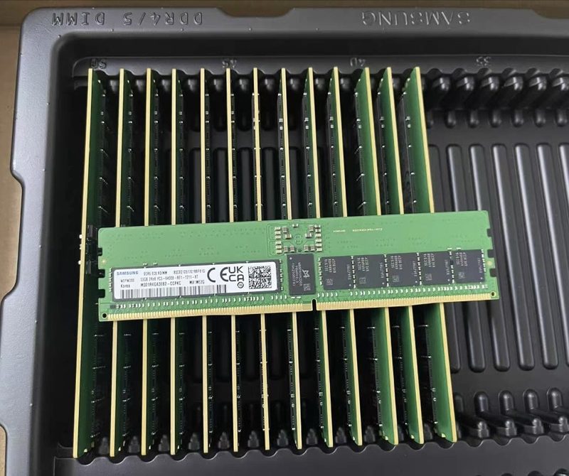 Модуль памяти Samsung M321R4GA3EB2-CCP