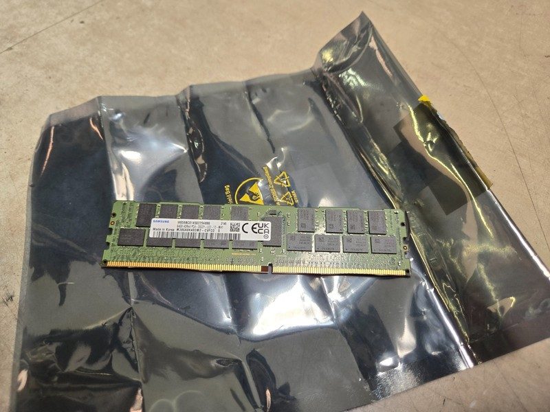 Модуль памяти Samsung M386A8K40DM2-CVFCO