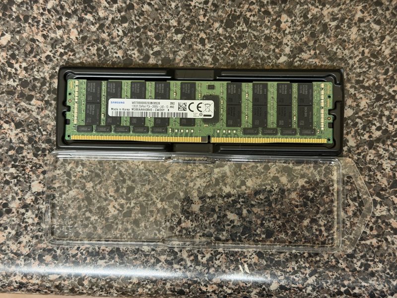 Модуль памяти Samsung M386AAK40B40-CW6Y