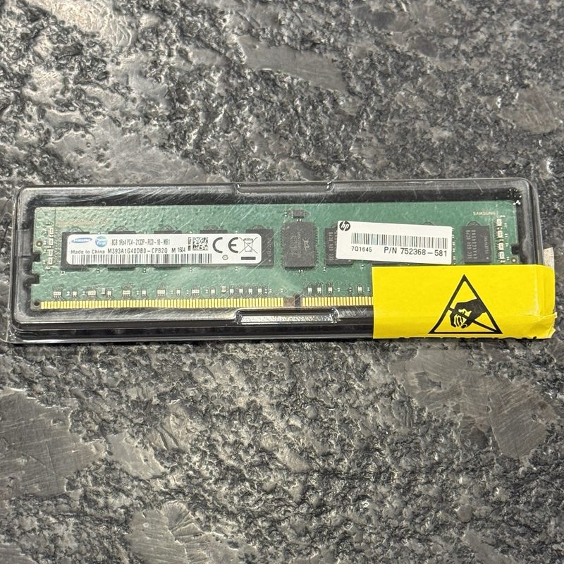 Модуль памяти Samsung M393A1G40EB1-CPB