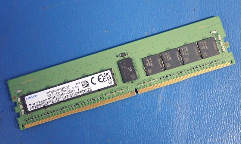 Модуль памяти Samsung M393A4G40AB3-CWE
