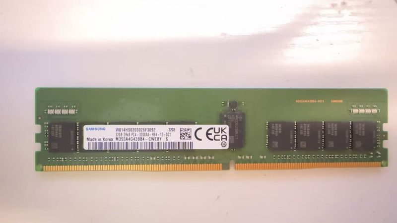 Модуль памяти Samsung M393A4G43BB4-CWE