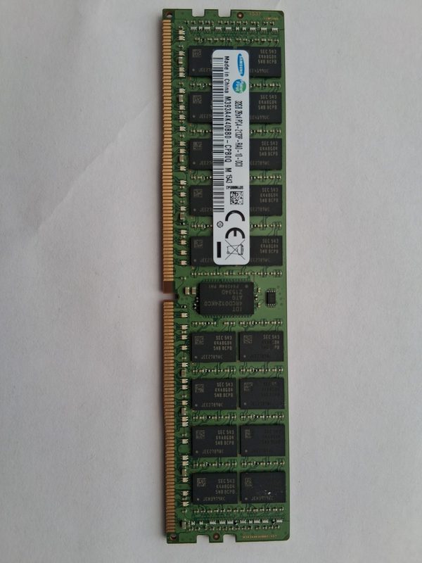 Модуль памяти Samsung M393A4K40BB0-CPB0Q
