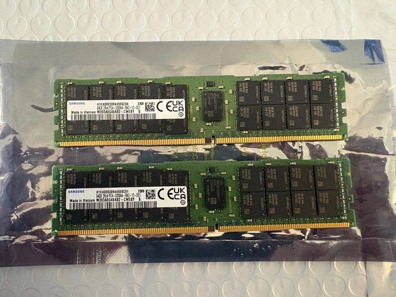Модуль памяти Samsung M393A8G40AB2-CWEBY