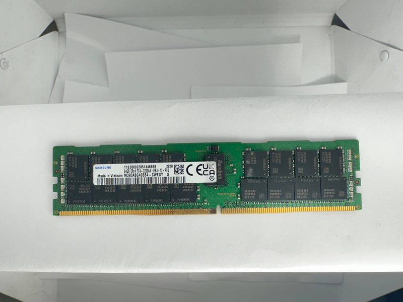 Модуль памяти Samsung M393A8G40BB4-CWE