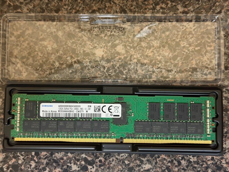 Модуль памяти Samsung M393AAK40B42-CWD7Y