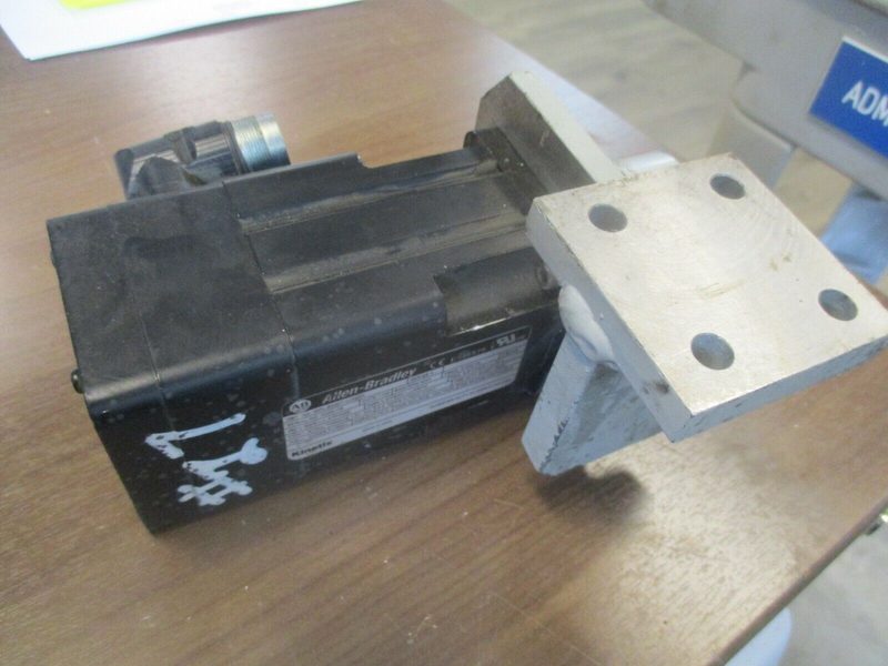 Серводвигатель Allen-Bradley MPL-B220T-VJ42AA