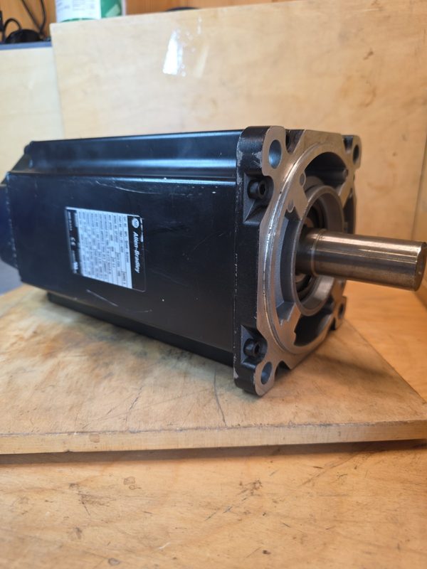 Серводвигатель Allen-Bradley MPL-B540K-MJ24AA