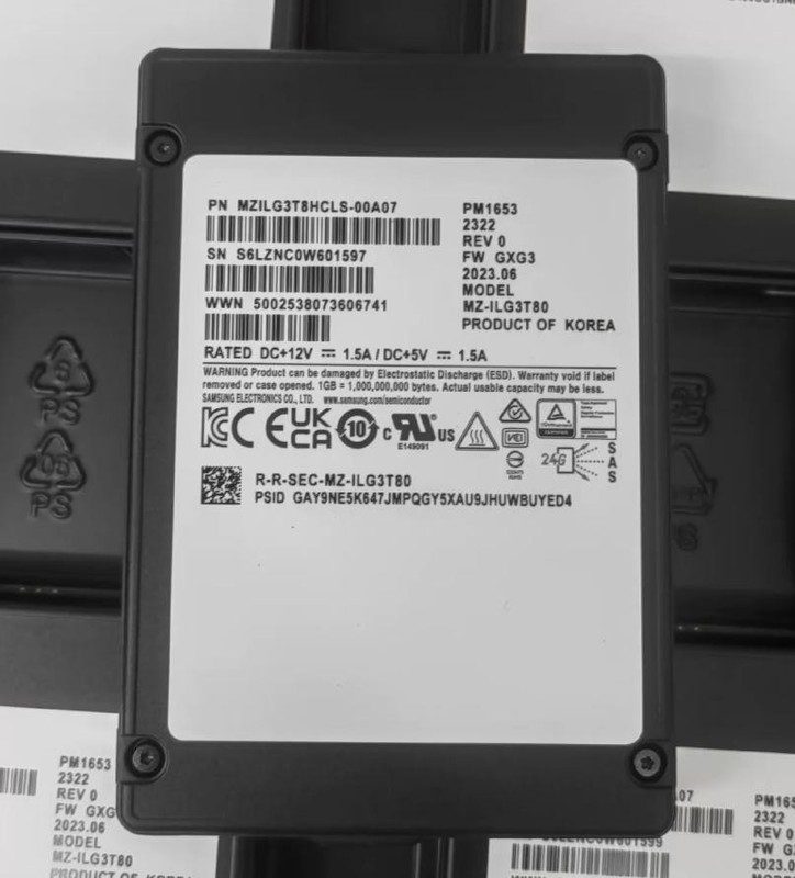 SSD-накопитель Samsung MZ-ILG3T80