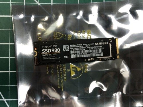 SSD-накопитель Samsung MZ-V8V1T0