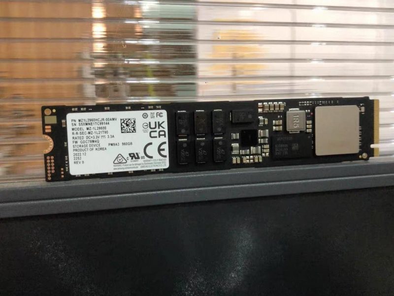 SSD-накопитель Samsung MZ1L2960HCJR-00AWV