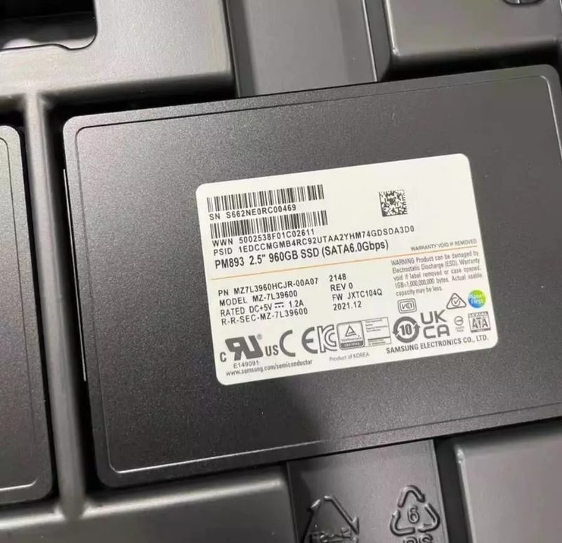 SSD-накопитель Samsung MZ7L3960HCJR-00A07