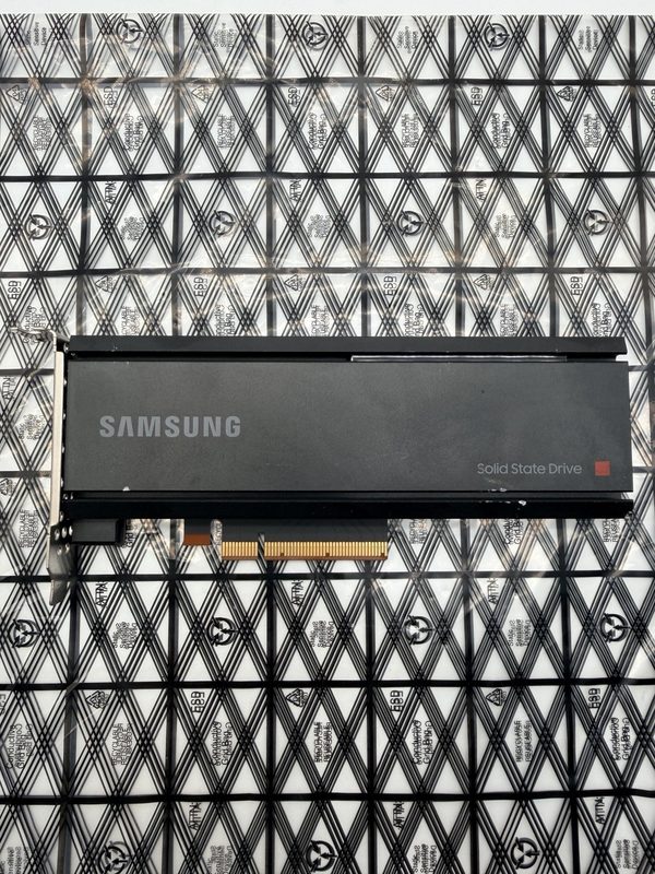 SSD-накопитель Samsung MZPLJ1T6HBJR-00AH3
