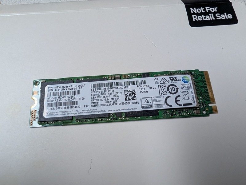 SSD-накопитель Samsung MZVLB256HAHQ-000L7