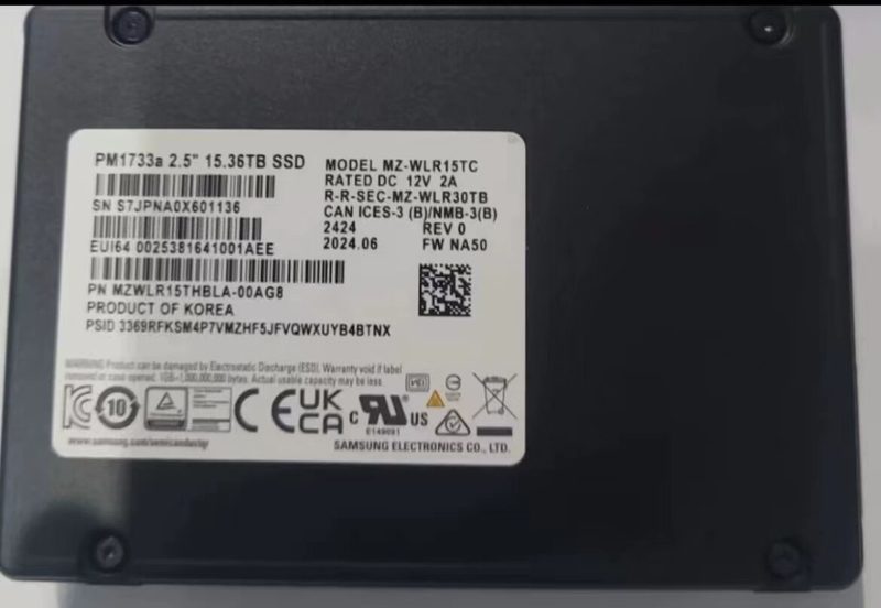 SSD-накопитель Samsung MZWLR15THBLA-00AG8