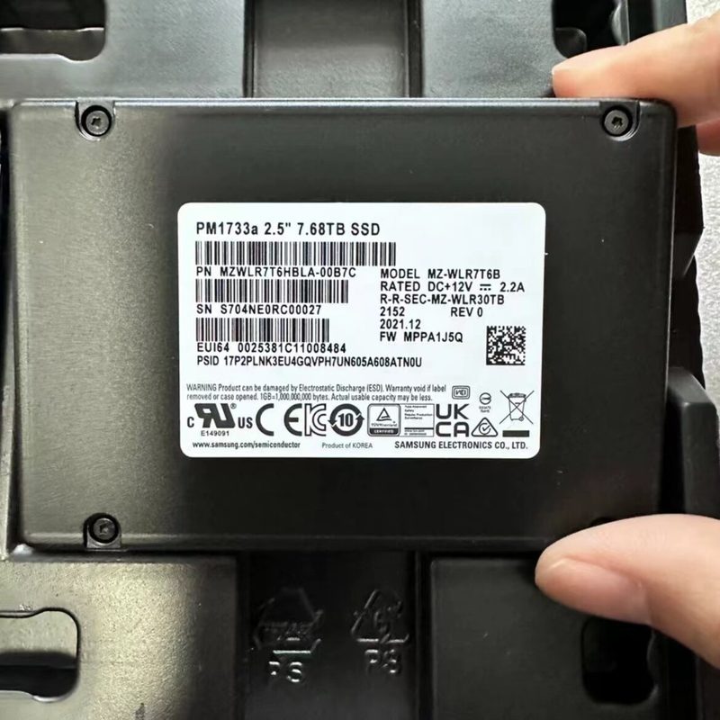 SSD-накопитель Samsung MZWLR7T6THBLA-00B7C