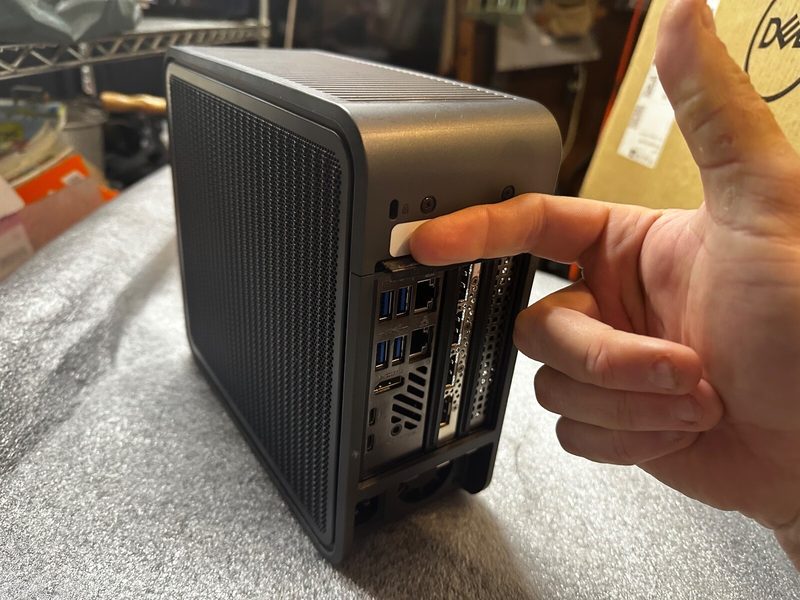 GPU-ускоритель Intel NUC9V7QNX