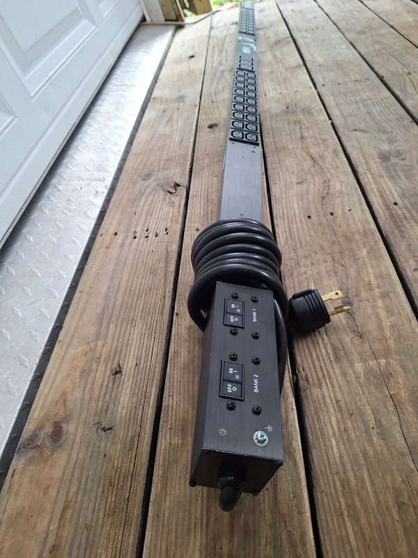 Блок розеток Tripp Lite PDUMNV30HV2LX
