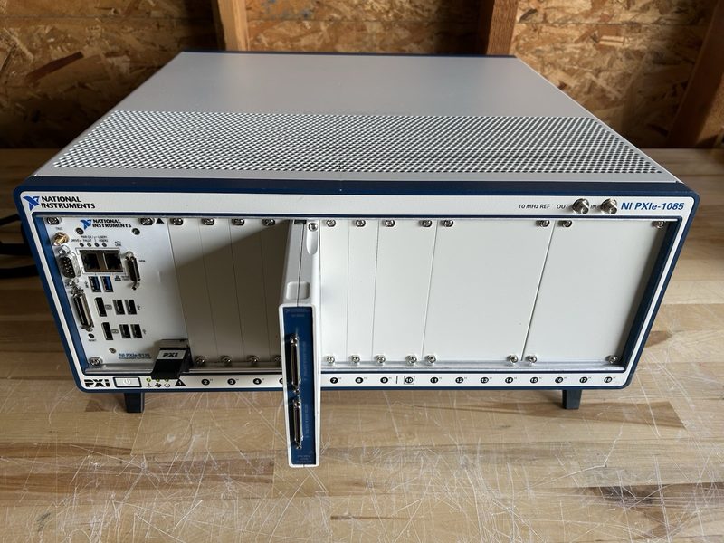 Шасси National Instruments PXIE-1085